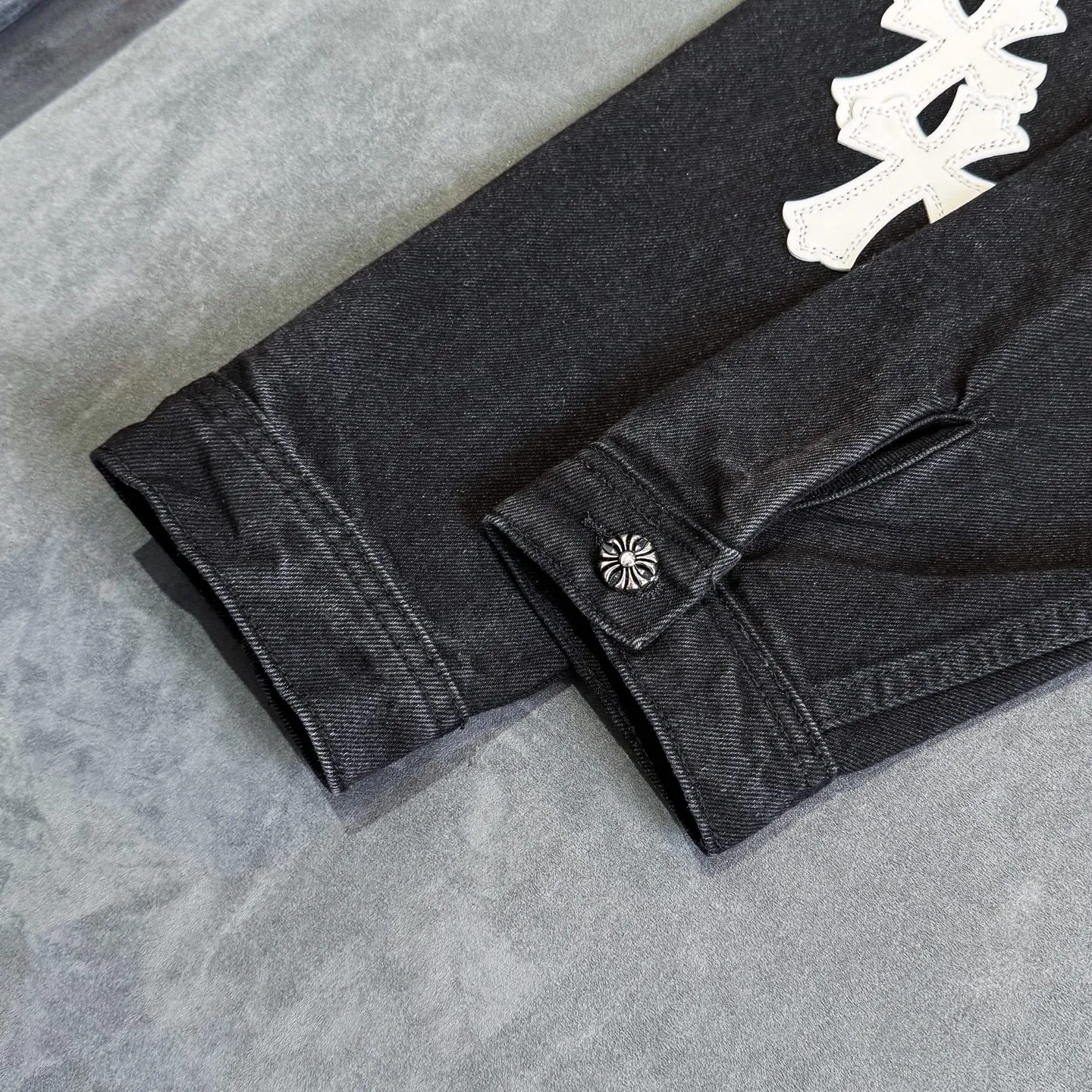 P260 (Correct version, top replica) CH Chromehearts 23ss denim cross-leather black and white jacket denim jacket. A super versatile denim jacket that is breathable, comfortable and elegant! The entire garment is made of super heavy-duty workmanship and is made of denim denim fabric imported from Japan. After the finished product is washed, the loss rate is extremely high! The whole body is made with old craftsmanship and the upper body is stylish! The body has multiple crosses and leather logos sewn on it! Because of the old craftsmanship, everything from gold five to three marks has been re-made with new molds, 100% restored to the original craftsmanship! All the leather characters are laser-aligned. The leather difference is definitely not the same as that of the super-fiber leather on the market. This year’s new sheep leather is used. The finished embroidery guarantees the quality of the entire product❗ It took nearly two months of back-and-forth production to get a satisfactory effect. The various cutting designs really took a lot of effort to achieve a satisfactory experience! The same style for men and women, great for couples!   Color: black with white label Size: S M L